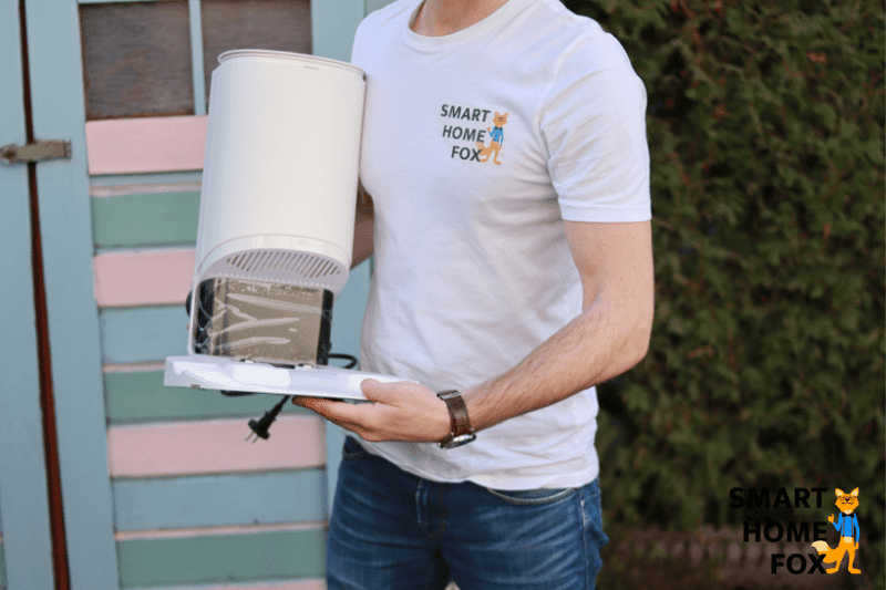 The front view of the self-emptying dustbin of the Ecovacs Deebot N8